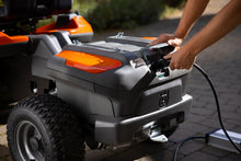 Laden Sie das Bild in den Galerie-Viewer, Husqvarna Akku-Frontmäher R 200iX AWD Dualbatterie - Grundgerät ohne Mähwerk