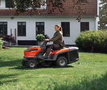 Laden Sie das Bild in den Galerie-Viewer, Husqvarna Akku-Rasentraktor TC 100i