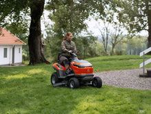 Laden Sie das Bild in den Galerie-Viewer, Husqvarna Akku-Rasentraktor TS 100i