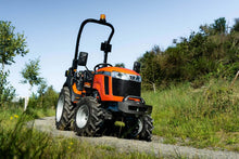Laden Sie das Bild in den Galerie-Viewer, Tafe Allrad-Universalschlepper 6028M Grundmaschine mit AS-Bereifung